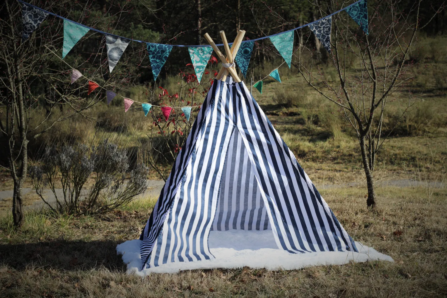 tipi / tepee / tipi / teepee Tent Blue and White . 4 POLES INCLUDED